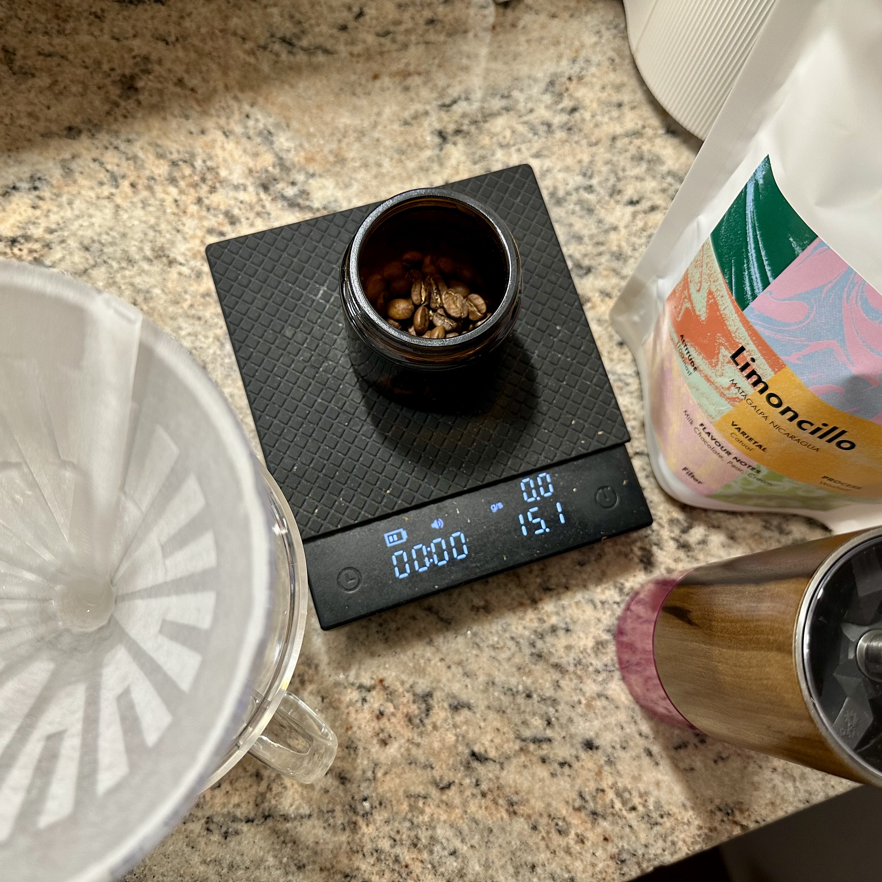 Kaffeebohnen werden gewogen