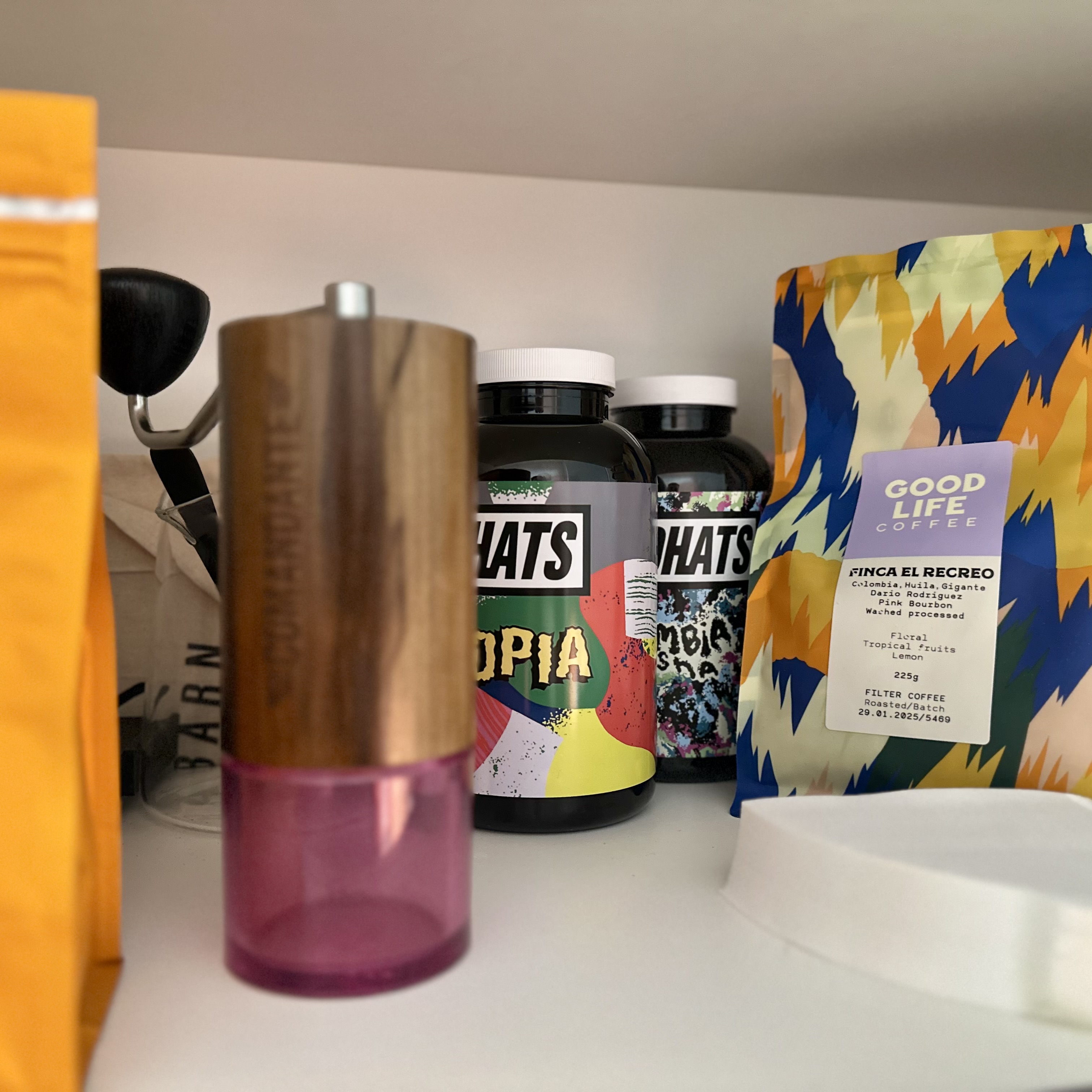 verschiedene Kaffees und eine Comandante C40 im Schrank